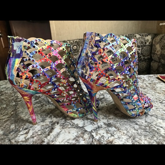 Woman’s high heeled shoes - Picture 2 of 6